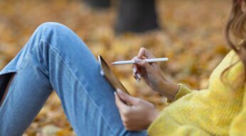 Frau arbeitet am iPad Pro.