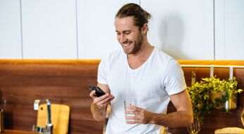 Ein Mann hat sein Smartphone in der Hand