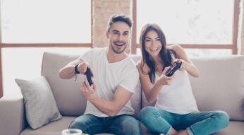 Junges Pärchen zockt ein neues Spiel auf der PS4