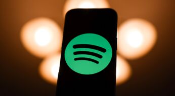 Das Spotify-Logo ist auf einem Smartphone zu sehen.