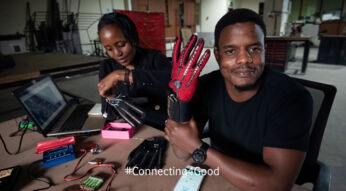 Sign-IO-Roy-Allela-und-seine-Kollegin-Chelmis-Muthoni