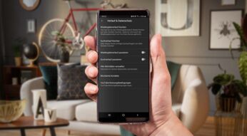 Smartphone zeigt die Option zum Löschen des Verlaufs in der Youtube-App.