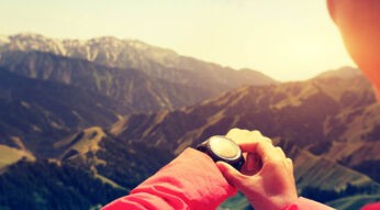 Frau spielt mit ihrer Smartwatch Musik ab.