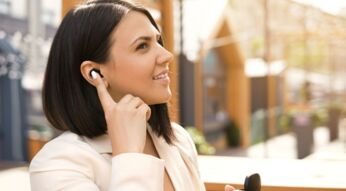 Frau trägt Galaxy Buds im Ohr