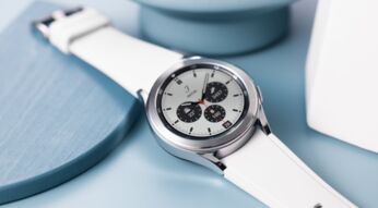 Die Galaxy Watch4 Classic liegt auf einem blauen Tisch.