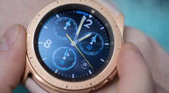 Person trägt die Samsung Galaxy Watch am Handgelenk.