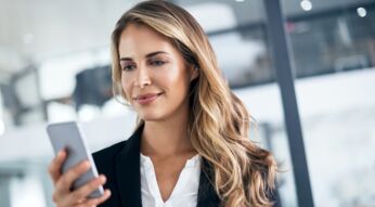 Junge Frau arbeitet mit Excel