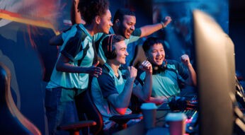 Ein eSports-Team feiert einen Sieg in einem Game