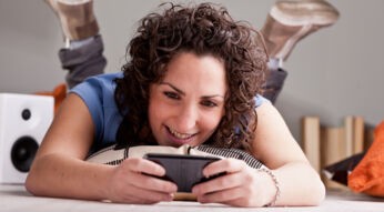 Frau spielt PS4 via Remote Play