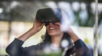 Frau mit Virtual Reality-Brille Kunst virtuell erleben in Ausstellung