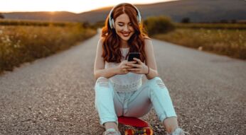 Frau schaut auf ihr Smartphone.