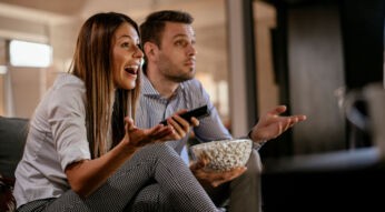 paar-vor-fernseher-netflix-interaktive-inhalte