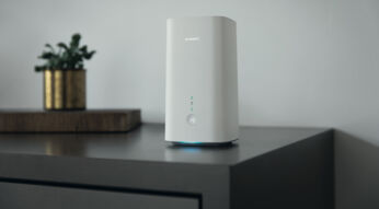 Der Vodafone GigaCube für zuhause und unterwegs, auf einer Kommode stehend