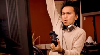 Mann spielt Fortnite: Rette die Welt