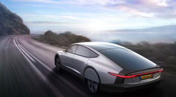 Selbstaufladendes Elektroauto Lightyear One faehrt am Meer entlang