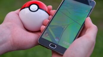 pokemon-go-3-jahre-spieler mit pokeball und smartphone