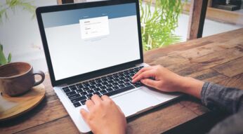 Mann nutzt Telegram auf dem Mac