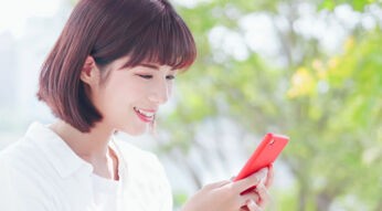 Junge Frau leert am Smartphone den WhatsApp-Speicher.