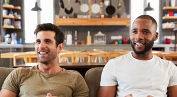 Zwei junge Männer zocken.