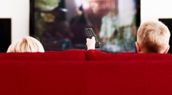 Kinder sehen sich Netflix-Serie am Fernseher in Ultra HD an.