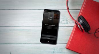 Am Samsung Galaxy S9 Plus in die Tidal-App einloggen.