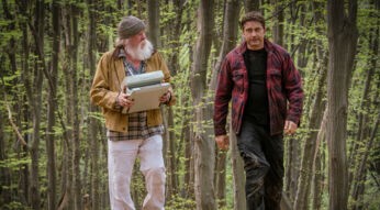 Gerald Butler geht mit einem älteren Mann in "Angel has Fallen" durch den Wald.