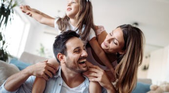 Eine Familie mit Kleinkind hat gemeinsam Spaß