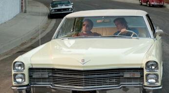 Brad Pitt und Leonardo DiCaprio fahren in "Once Upon a Time in Hollywood"gemeinsam im Auto. Foto: Sony Pictures