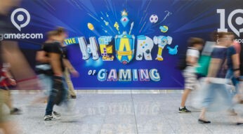 Menschen gehen an Gamescom 2019 Plakat vorbei. Foto: Koelnmesse GmbH, Andreas Hagedorn