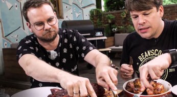 Die Rocket Beans essen nach dem Test der Grill-Gadgets