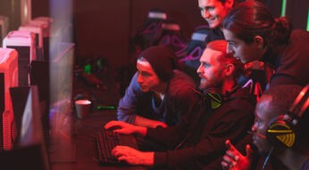 Team feuert jungen Mann beim Computerspielen an - Geschichte des esports