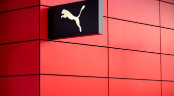 PUMA-Logo an roter Wand.