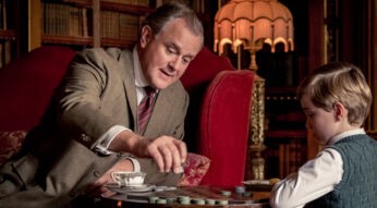 Hugh Bonneville spielt in Downton Abbey mit Kind. Foto: Universal