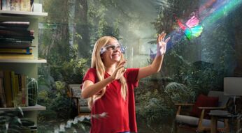 Mädchen mit VR-Headset im Wald - Vodafone Multilayer Technology