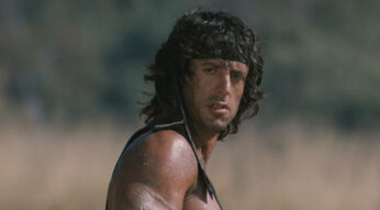 Rambo blickt ernst in die Kamera