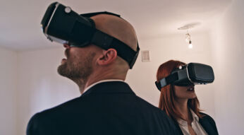 Zwei Menschen mit VR-Brille schauen sich die virtuelle Ausstellung "The Homestead" an