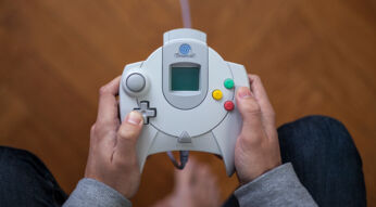 Hände halten Sega Dreamcast Konsole zu 20 Jahre Sega Dreamcast in Deutschland. Foto: Getty Images