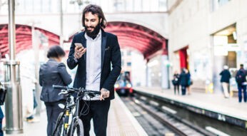 Mann mit Fahrrad nutzt den Inkognito Modus in Google Maps auf seinem Smartphone.