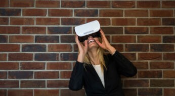 Frau mit VR-Headset lacht