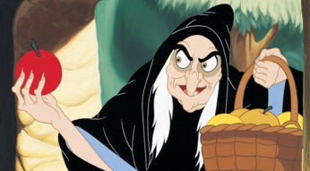 Die boese Koenigin aus Schneewittchen als alte Frau mit einem vergifteten Apfel