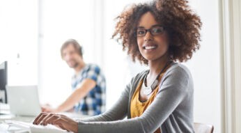 Female Start-ups: Junge Frau profitiert von Förderprogrammen für Frauen