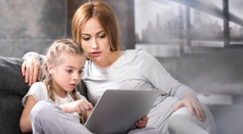 Mutter führt ihre Tochter langsam in die Generation digital ein