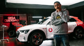 Host Eko Fresh vor dem gepimpten GigaCar