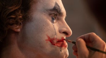Joaquin Phoenix schminkt sich zum Joker. Foto: Warner Bros.