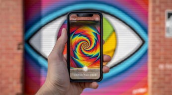 iPhone, das über die App Tool Mural AR Street Ar animiert. Foto: Tool of North America