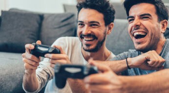 Zwei Jungs spielen Trover saves the Universe mit Controllern.