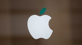 Weißes Apple-Logo auf Fenster.