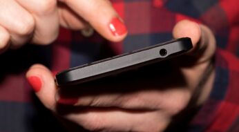 Auf das Smartphone-Display zum Chatten via Bump tippen.