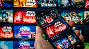 Den Streamingdienst Disney Plus am Smartphone einsehen.