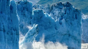 So klingt der Klimawandel: Eisberg der bricht.